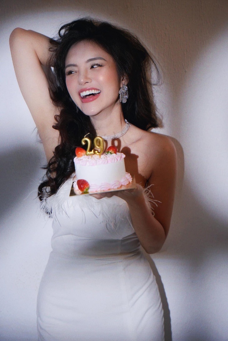 Yeye Nhật Hạ rạng rỡ mừng tuổi mới