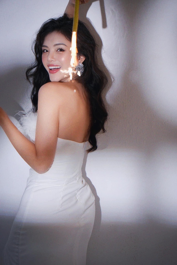 Sắc vóc "mòn con mắt" của Nhật Hạ ở tuổi 29