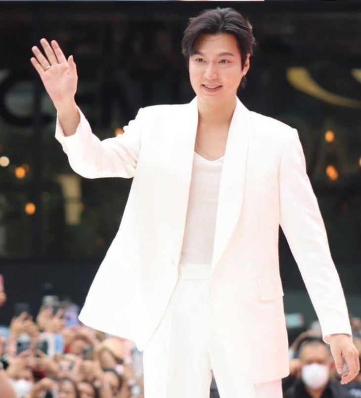 Lee Min Ho "mũm mĩm" trông thấy trong lần xuất hiện mới đây