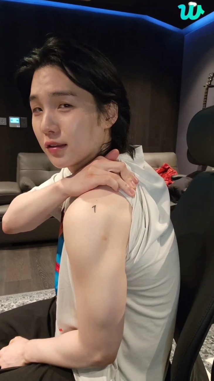 Hóa ra fan Suga quá phấn khích khi idol khoe hình xăm đặc biệt