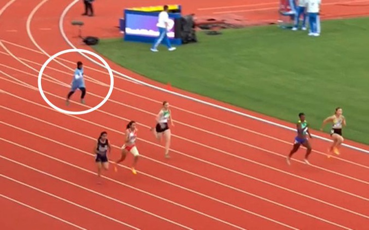 Vận động viên điền kinh chạy chậm "gấp đôi" các đối thủ