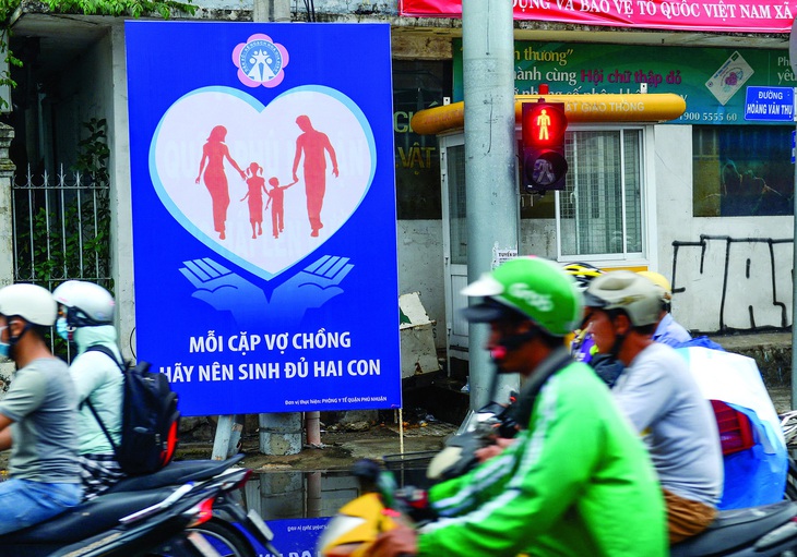 Khẩu hiệu mới "Mỗi cặp vợ chồng hãy nên sinh đủ hai con". Ảnh: QUANG ĐỊNH
