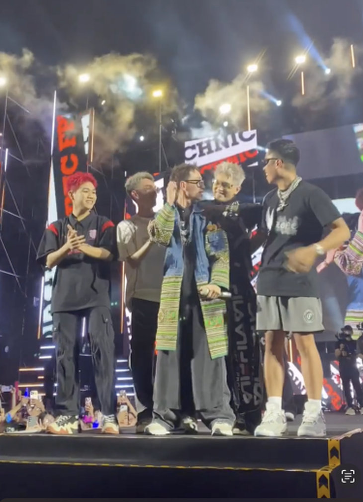 B Ray, 24K.Right, Masew nhún nhảy phụ họa phần trình diễn của rapper gốc Tuyên Quang