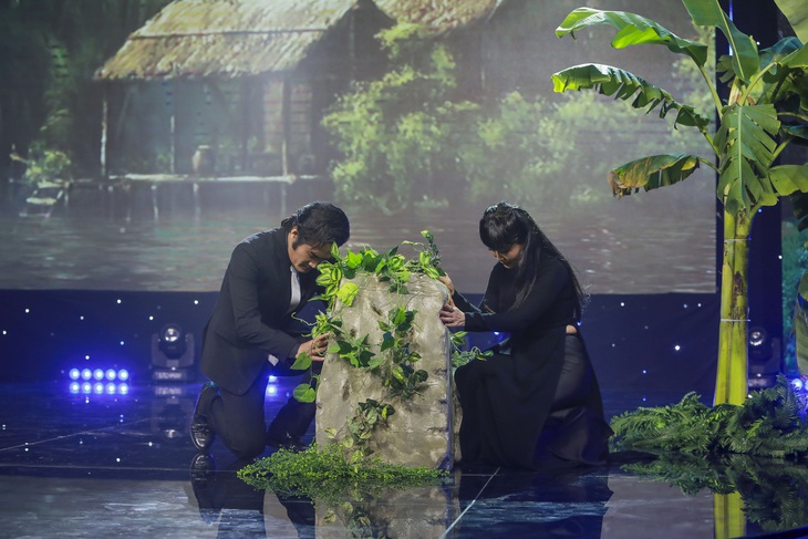 Kiều Oanh đã khéo léo lồng ghép câu chuyện của bản thân vào bài hát Tìm lại mẹ quê. 