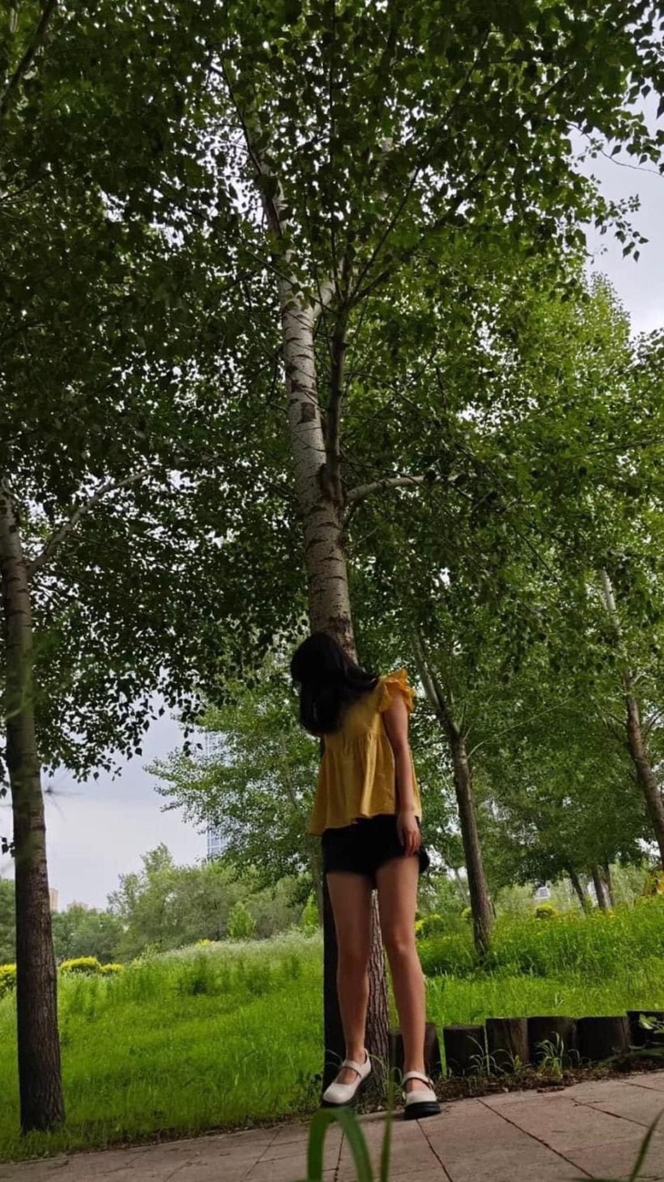 "Thôi, anh cứ chụp em chính diện là được"