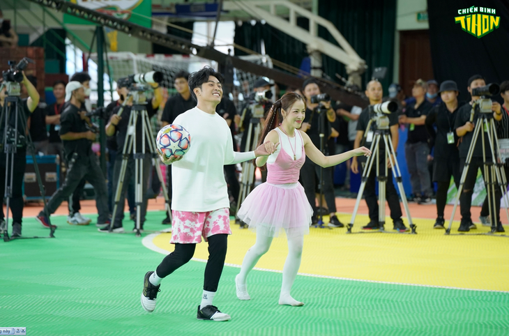 Ở đội Hồng - Tắc Kè Hoa, hai đội trưởng Gin Tuấn Kiệt và Puka rất hào hứng, tích cực ngay từ khi ra sân. Puka chia sẻ rằng cô rất yêu và thích chơi với trẻ con, còn Gin Tuấn Kiệt cho rằng mình sẽ có được nhiều trải nghiệm đặc biệt khi tham gia chương trình.