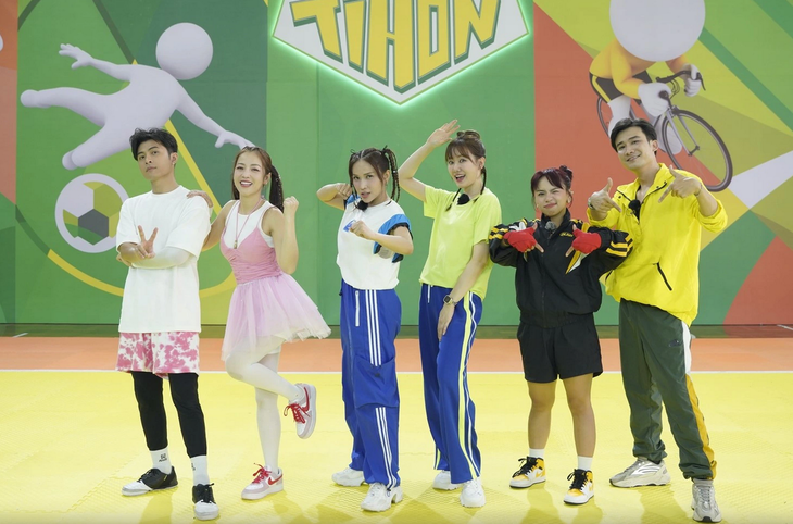 6 đội trưởng đã ra mắt và làm quen với 24 em bé trong tập đầu tiên của Chiến binh tí hon.