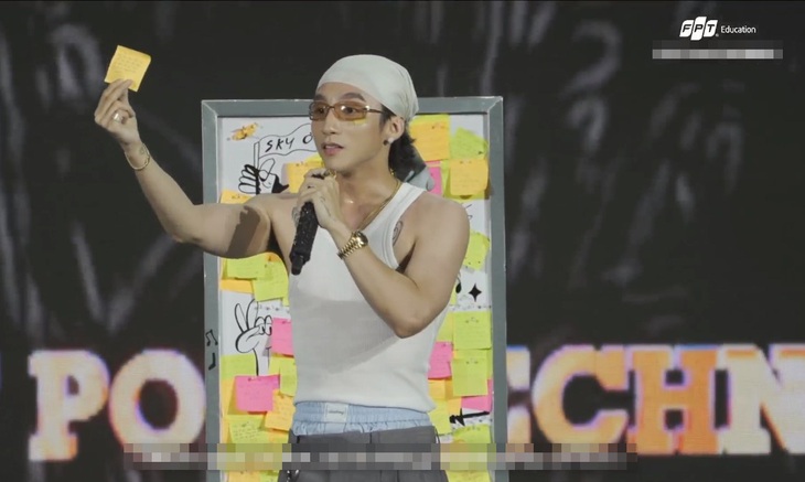 Sơn Tùng M-TP phấn khích đọc "thư tình" fan gửi, hoảng hốt vì fan tự thú "trốn mẹ đu show"