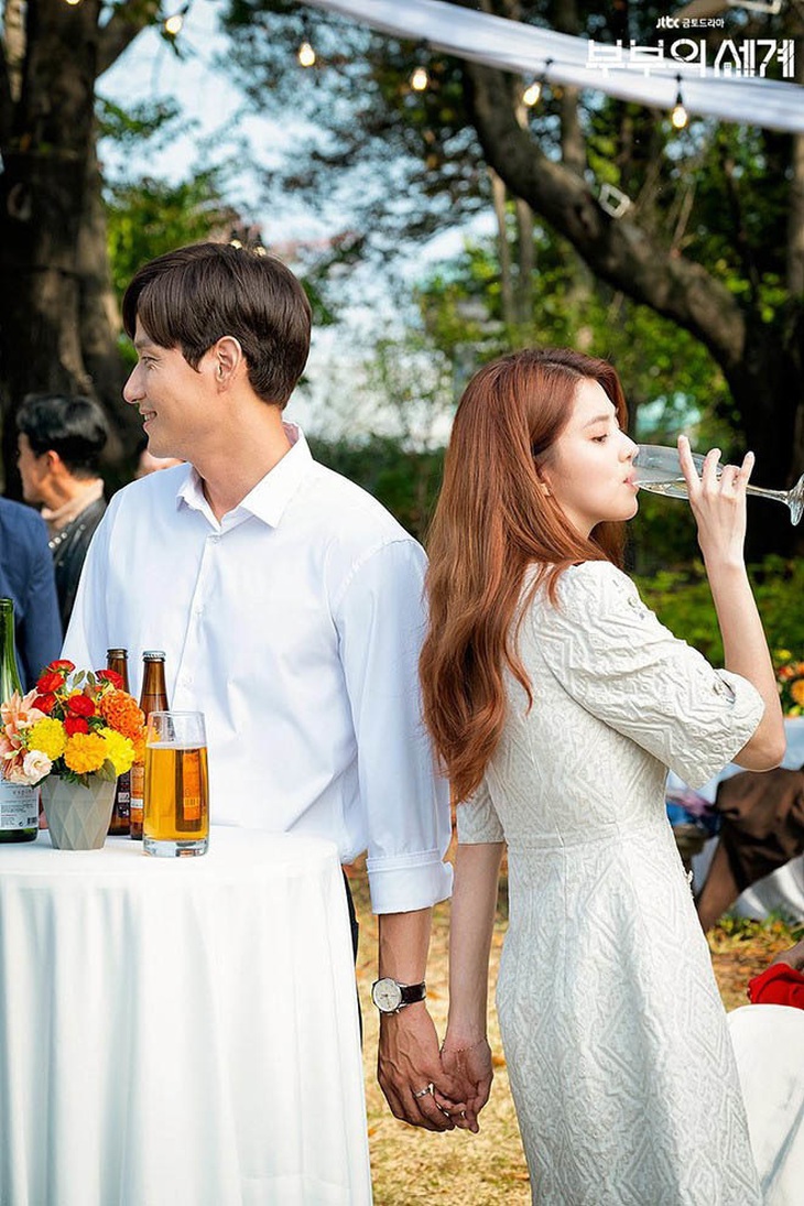 Tạo hình của Patricia Tanchanok Good được nhiều khán giả nhận xét có nét giống Yeo Da Kyung (Han So Hee đóng) trong Thế giới hôn nhân.