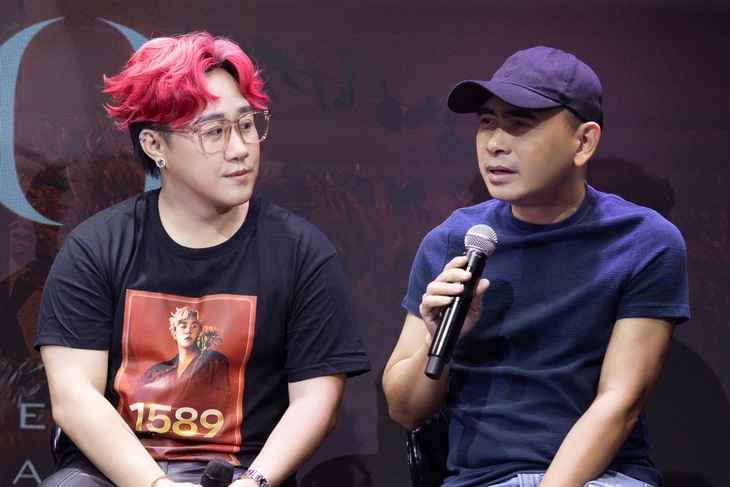 "Thánh mưa" Trung Quân (trái) vui vẻ, thoải mái chia sẻ về live concert kỷ niệm 15 năm ca hát và những khó khăn phải đối mặt