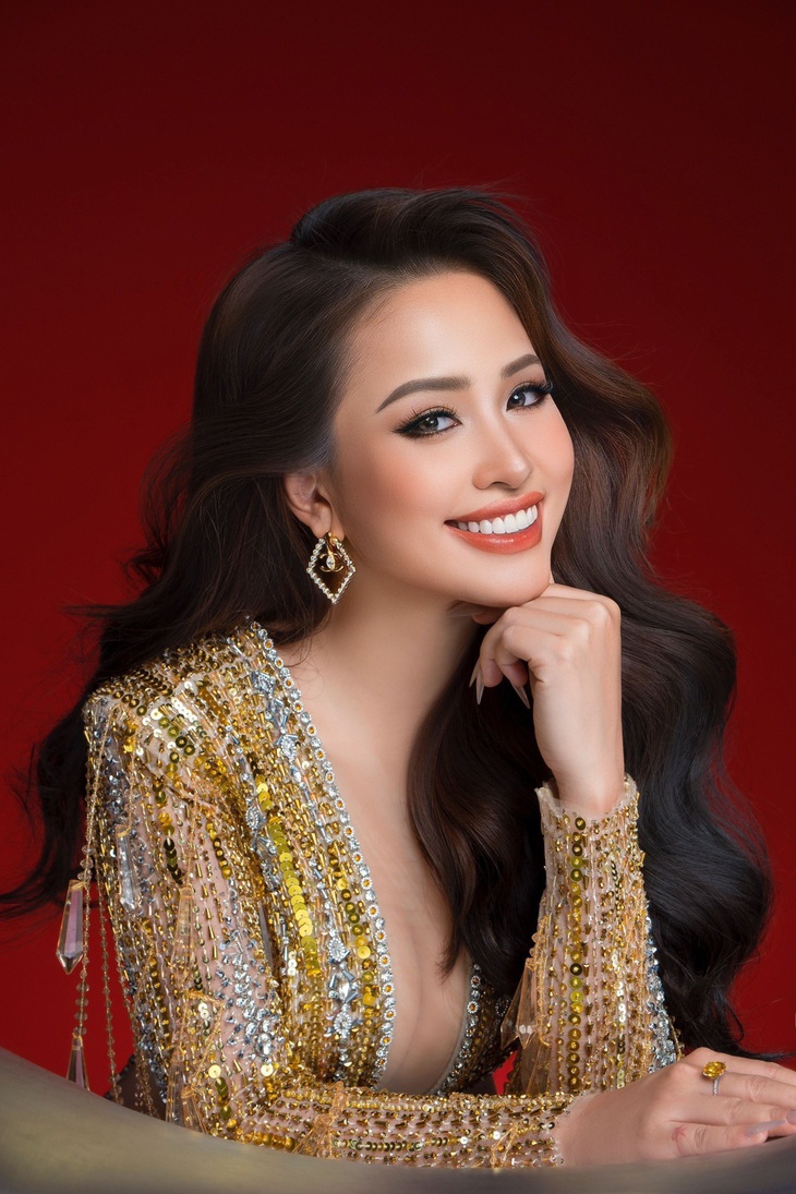 “Phụ nữ càng lớn tuổi càng gặp khó khăn khi hoạt động nghệ thuật", Vân Hugo chia sẻ