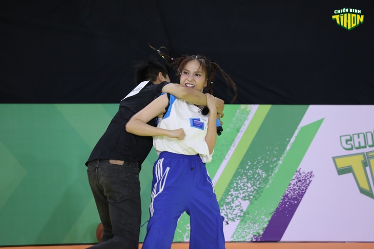 Nếu như khán giả vốn quen với hình tượng nữ tính của Khả Như trên màn ảnh thì bước ra sân Chiến binh tí hon, nữ diễn viên đã thực sự ‘lột xác’. Không còn là những bộ cánh bồng bềnh tiểu thư, Khả Như đã đóng vai trò ‘đả nữ’ trong tiết mục của đội Xanh - Mèo Ngầu.