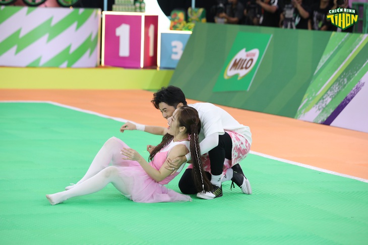 Khi Puka xoay nhiều vòng và treo ngược người lơ lửng trên không trung, Gin Tuấn Kiệt đứng dưới chứng kiến ‘nhất cử nhất động’ và không giấu nổi sự hồi hộp, lo lắng cho bạn gái. Tiết mục của cả hai đã thành công mỹ mãn và mang đến cho 24 em bé cũng như khán giả phần thể hiện rất ấn tượng.