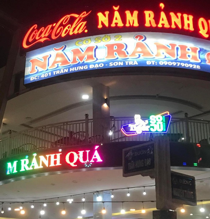 Lâu lâu đi ngang là bị "chửi".