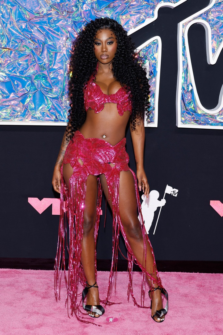 Nữ rapper Flo Milli như tham dự vũ hội hóa trang