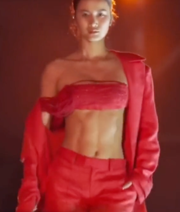 Tuy nhiên, đây không phải lần đầu tiên Hương Ly khoe cơ bụng 6 múi của mình. Trong một show thời trang năm 2022, nàng mẫu trình diễn một thiết kế có khoảng hở toàn bộ vòng 2, vẫn "xịn sò" với những đường rãnh săn chắc.