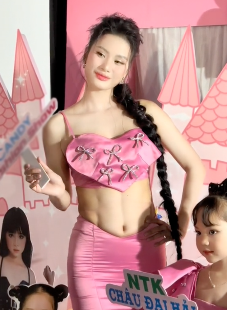 Phần cơ bụng 6 múi "bị soi" của Hương Ly. (Ảnh chụp màn hình)