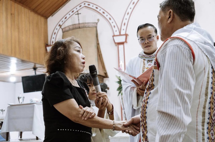 "Họa mi núi rừng" nghẹn ngào khi đọc lời thề chung thủy, được ông xã nắm chặt tay