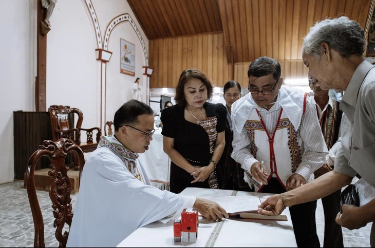 Đám cưới giản dị nhưng đủ đầy hạnh phúc vì lời chúc phúc của 200 người thân, bạn bè