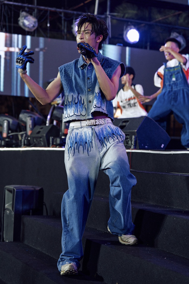 Với màn trinh diễn cực sung của mình, Wren Evans khiến khán giả khó có thể rời mắt trong lúc anh đứng dưới ánh đèn sân khấu và chơi đùa cùng âm nhạc.