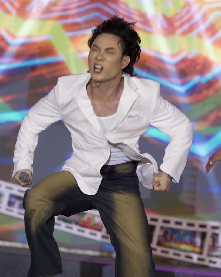 Trúc Nhân còn tự ví mình như đang "múa lân" dù là ca sĩ đi hát sự kiện ngày khai giảng