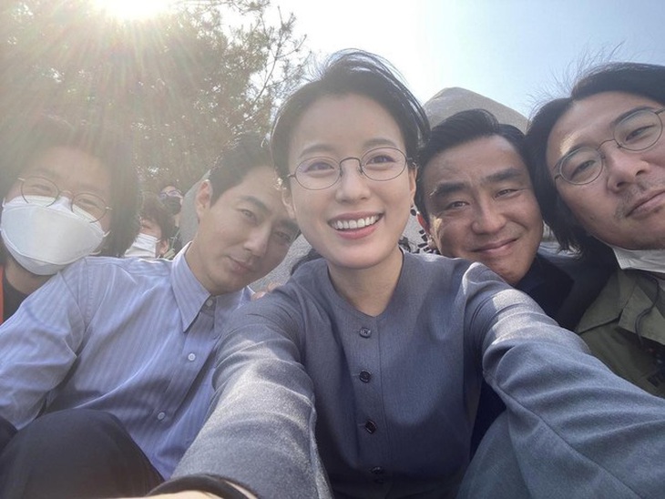 Jo In Sung thường xuyên chia sẻ khoảnh khắc cùng đồng nghiệp trên phim trường Moving