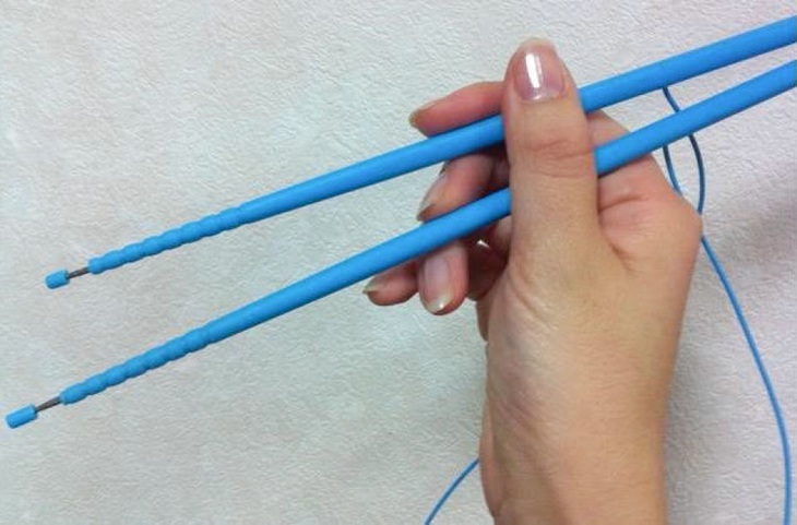 Chiếc đũa có khả năng thay đổi vị giác nhờ "kích thích điện" giúp 2 nhà nghiên cứu Homei Miyashita tại Đại học Meiji và Hiromi Nakamura tại Đại học Tokyo đoạt giải Ig Nobel dinh dưỡng