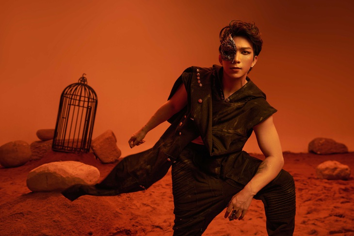 Tạo hình mới lạ của Tăng Phúc trong MV mới.