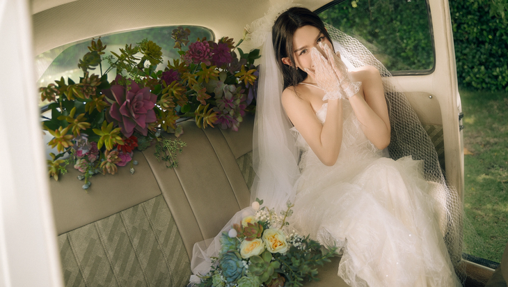 Để có được vóc dáng như hiện tại, Sĩ Thanh duy trì thói quen tập yoga hơn 5 năm qua. Yêu thích sen đá, Sĩ Thanh cho hay hoa cưới của cô sẽ được kết từ những bông sen đá tràn đầy nhựa sống này.&nbsp;&nbsp;