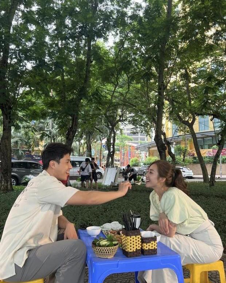 Sau ống kính, Thanh Sơn - Khả Ngân không ngại trao nhau ánh mắt, cử chỉ đầy tình cảm