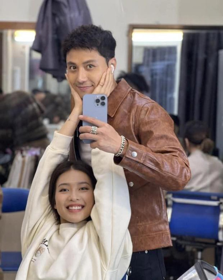 Thanh Sơn - Khả Ngân khoe ảnh hậu trường mà còn tình hơn trên phim