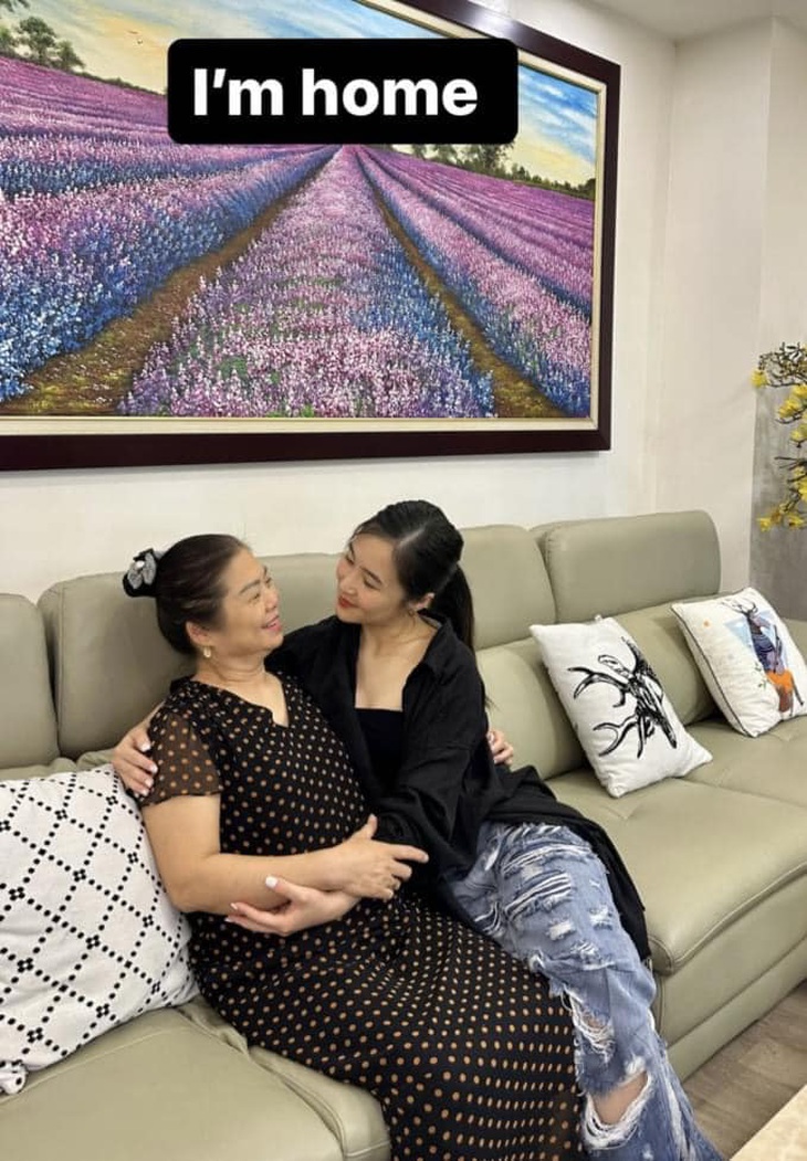 Hương Tràm thân thiết bên mẹ sau 4 năm xa cách