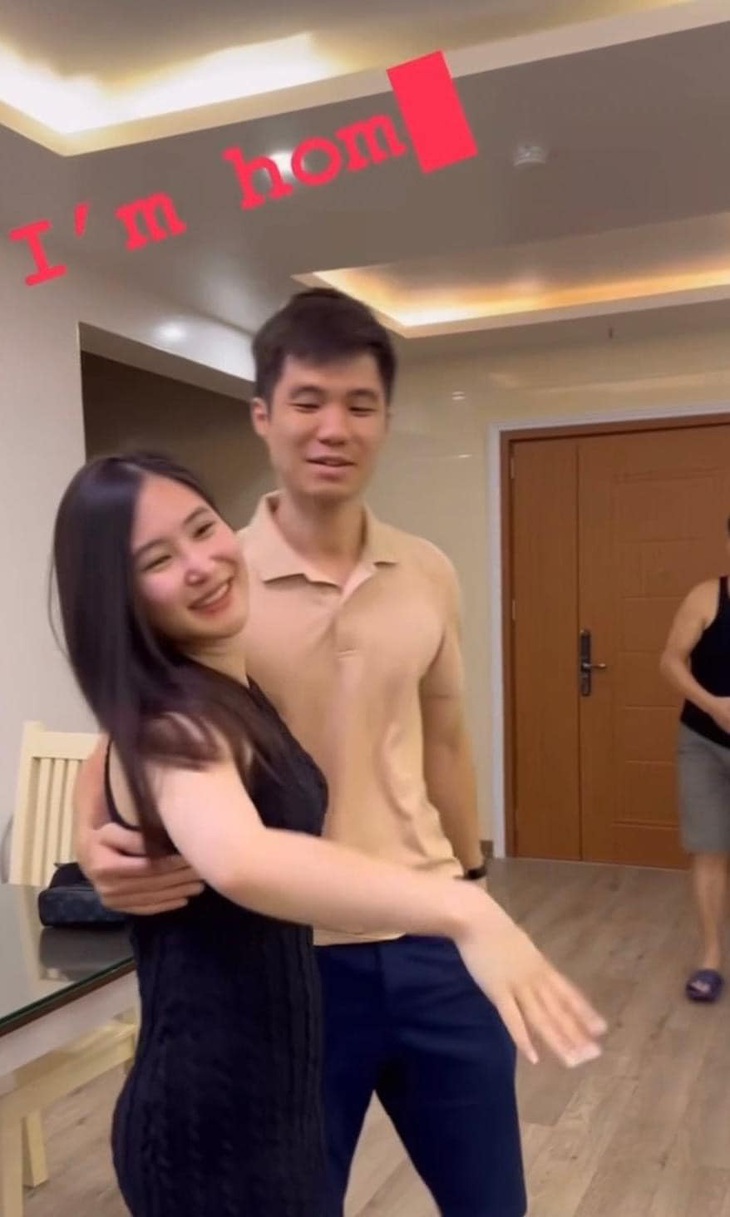 Các thành viên trong gia đình dành cho nữ ca sĩ những cái ôm hội ngộ đầy tình cảm