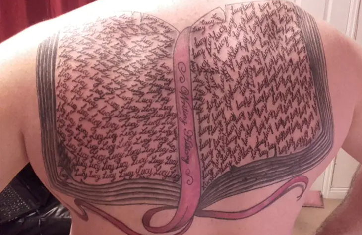 Hình xăm tên con gái "Lucy" phủ kín lưng trên của Mark Owen Evans.