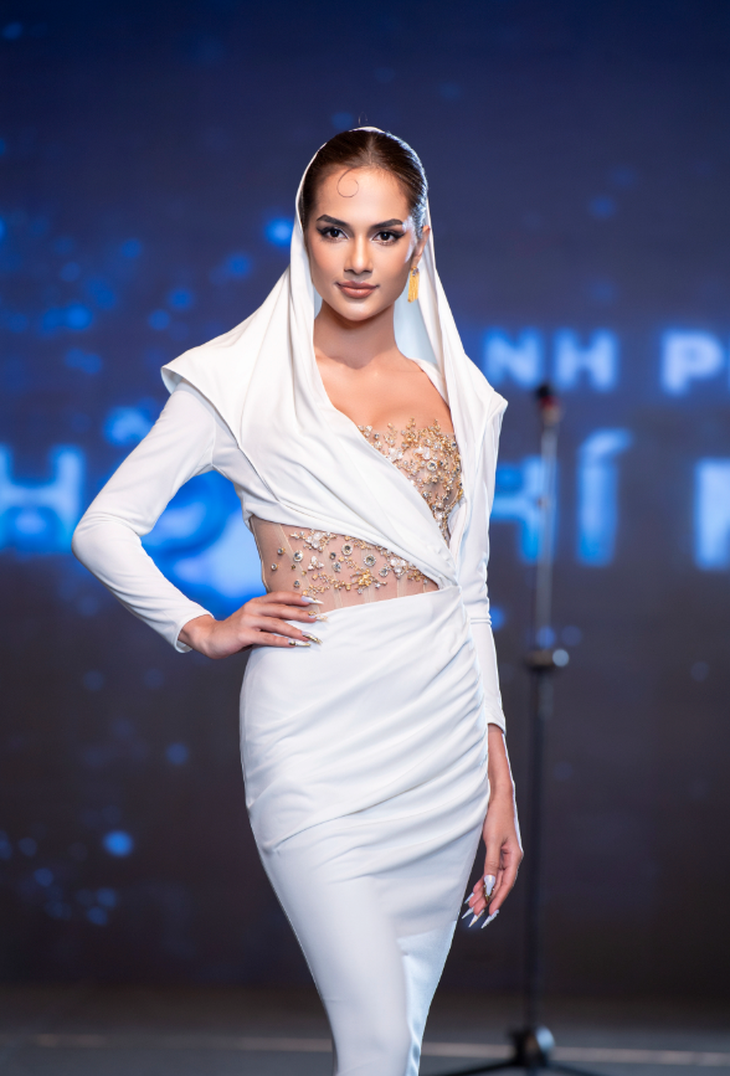 Người đẹp lai Emma Lê