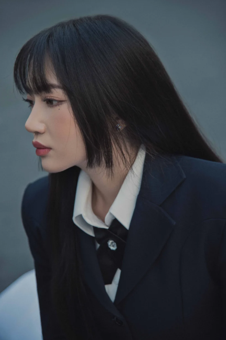 Orange với giọng hát đặc trưng cộng hưởng với chất rap cực cuốn đến từ Phúc Du, cả hai đã tạo nên một ca khúc lột tả rõ nét sự đau thương của người con gái sau mối tình vụn vỡ.