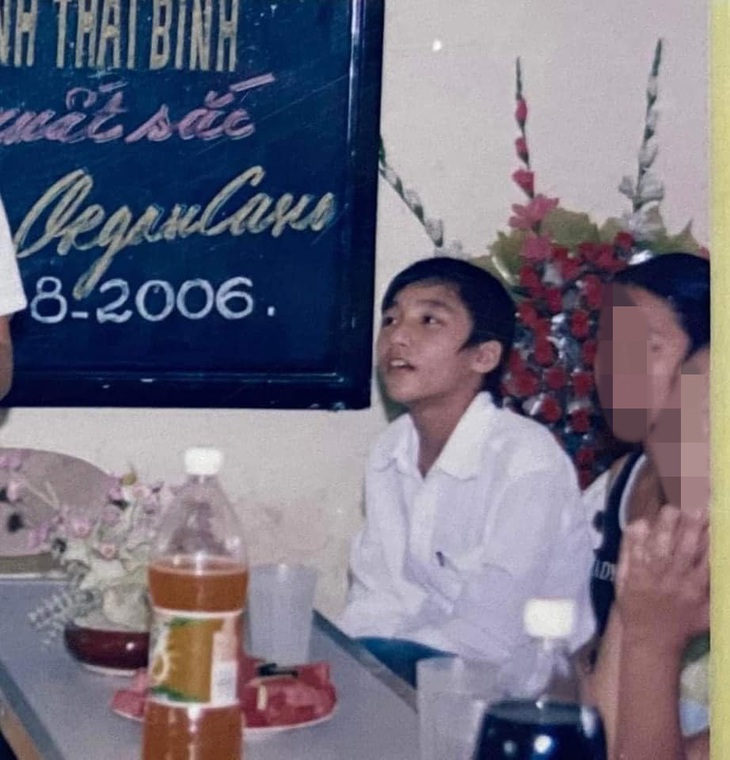 Netizen ngưỡng mộ nét điển trai như "từ trong trứng nước" mà Sơn Tùng sở hữu