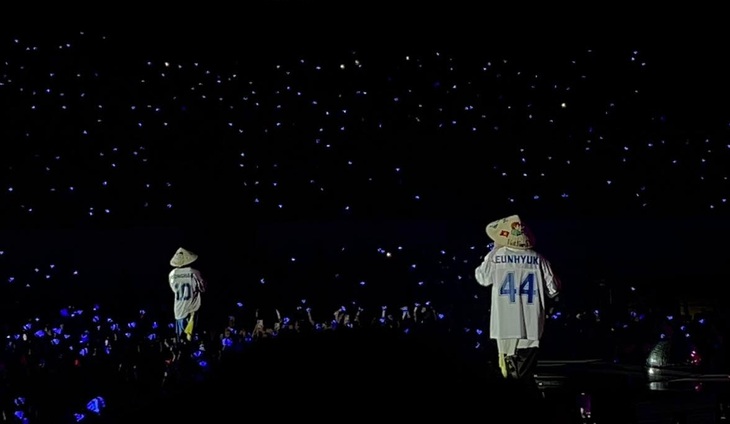 Hai nam idol K-pop giữa biển fan Việt