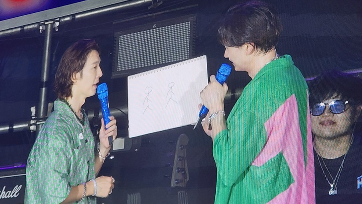 Super Junior D&E trổ tài vẽ ngẫu hứng trên sân khấu fancon