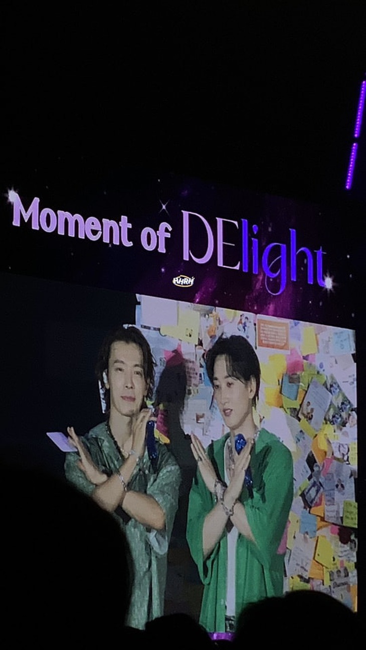 Hai nam thần tượng chụp ảnh kỷ niệm trước bảng giấy nhắn từ khán giả dự fancon