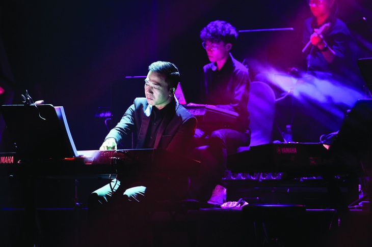 Đỗ Bảo trong đêm live concert "Hà Nội mùa chuyển" tháng 4 -2023. Ảnh: NVCC