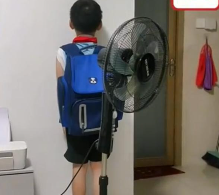 Cậu bé bị bố phạt "úp mặt vào tường" và vài roi vào mông sau khi lén mang bia đến trường