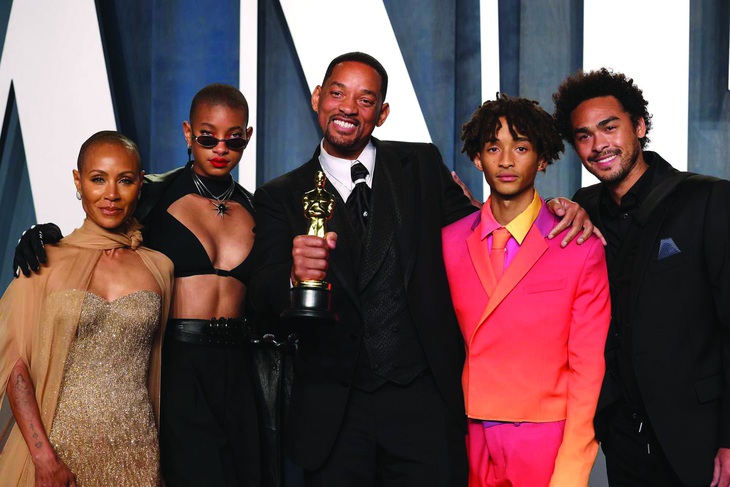 Will Smith cùng vợ và các con tại buổi tiệc hậu Oscar 2022. Ảnh: Getty Images