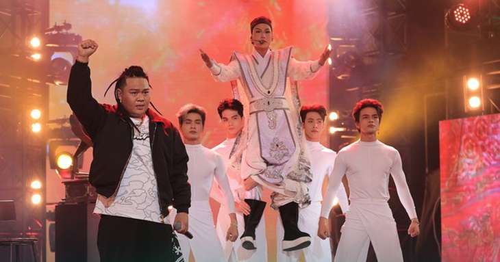 Tiết mục Sau bức màn nhung kết hợp giữa rap và cải lương của Yuno BigBoi được đông đảo khán giả đón nhận. 
