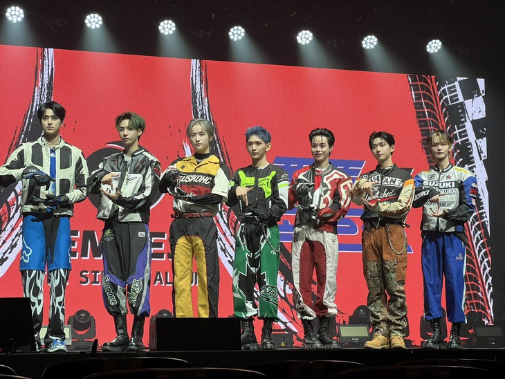 Thành viên Hanbin Ngô Ngọc Hưng (thứ 3 từ phải sang) trong nhóm nhạc Tempest