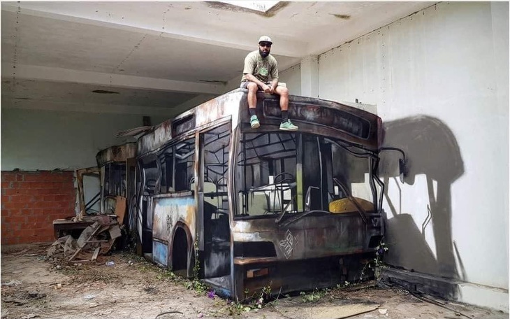 Ảnh vui 22-9: Sự thật bất ngờ ẩn sau chiếc "xe buýt" mục nát