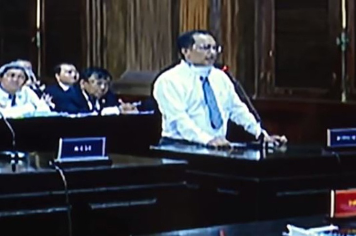 Vị luật sư đại diện Công Vinh - Thủy Tiên có chút "nhầm lẫn" khi phát ngôn sai tên thân chủ của mình. (Ảnh chụp từ clip)