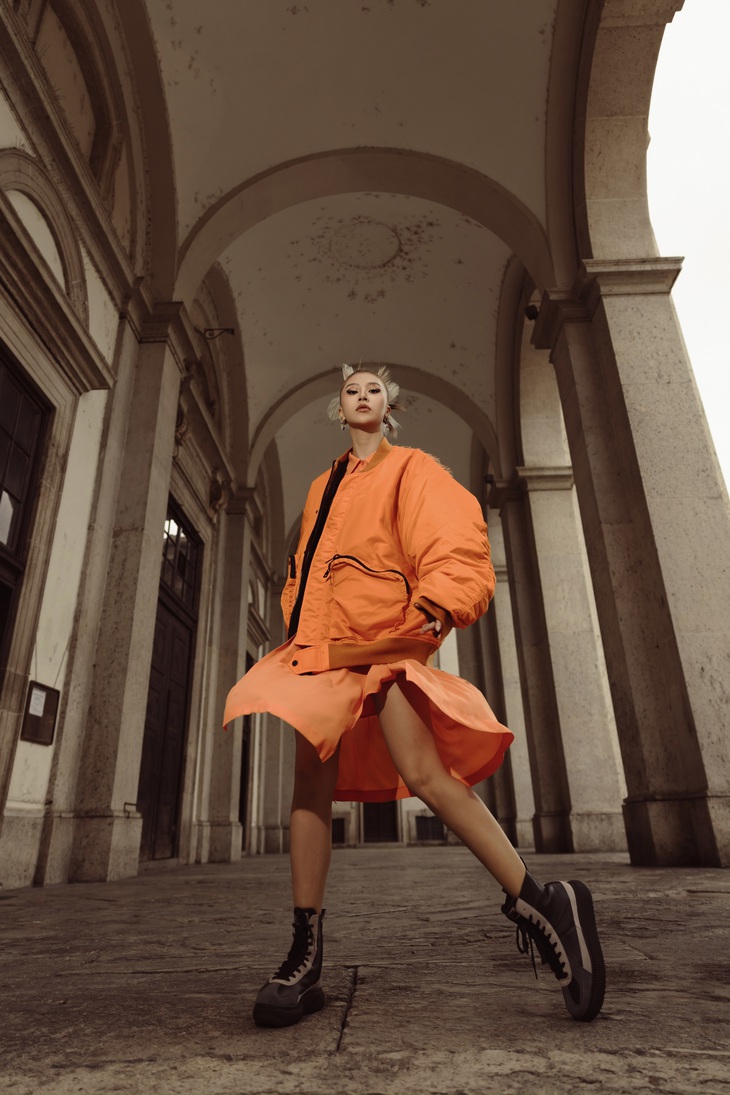 Kết hợp váy và áo khoác bomber, Quỳnh Anh Shyn ghi điểm cùng phụ kiện "nhỏ mà có võ" và không quên tận dụng mái tóc - vũ khí "ruột" của mình để tạo kiểu búi lạ mắt.