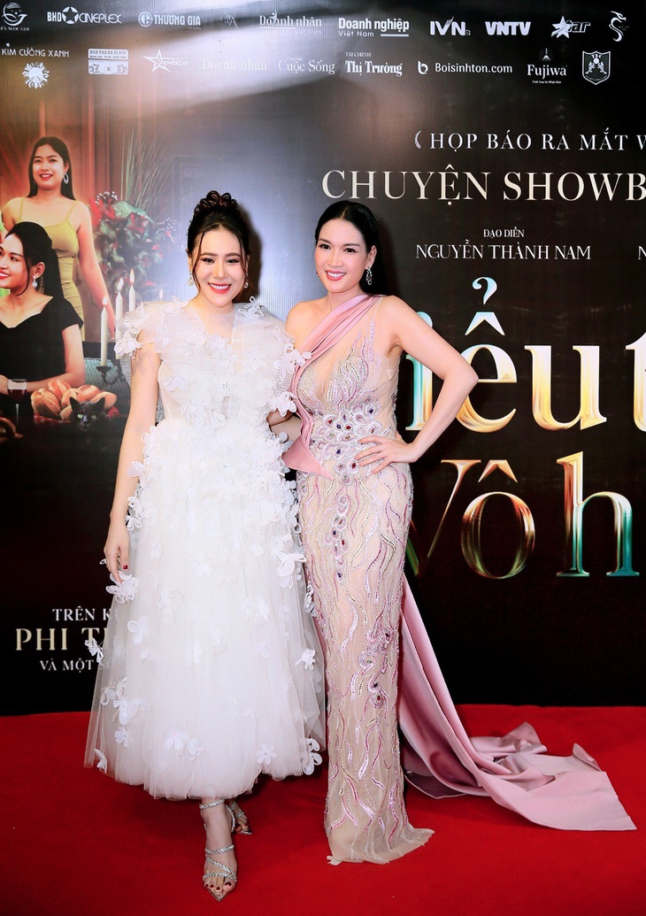 Hồ Bích Trâm chụp ảnh cùng đàn chị Quốc Phương trên thảm đỏ. Trong web-drama do Phi Thanh Vân sản xuất, Hồ Bích Trâm là người thứ ba xen vào hôn nhân của Quốc Phương