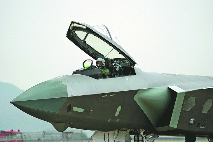 Máy bay chiến đấu J-20 của Trung Quốc ở triển lãm hàng không - không quân Chu Hải 2021. Ảnh: China Daily